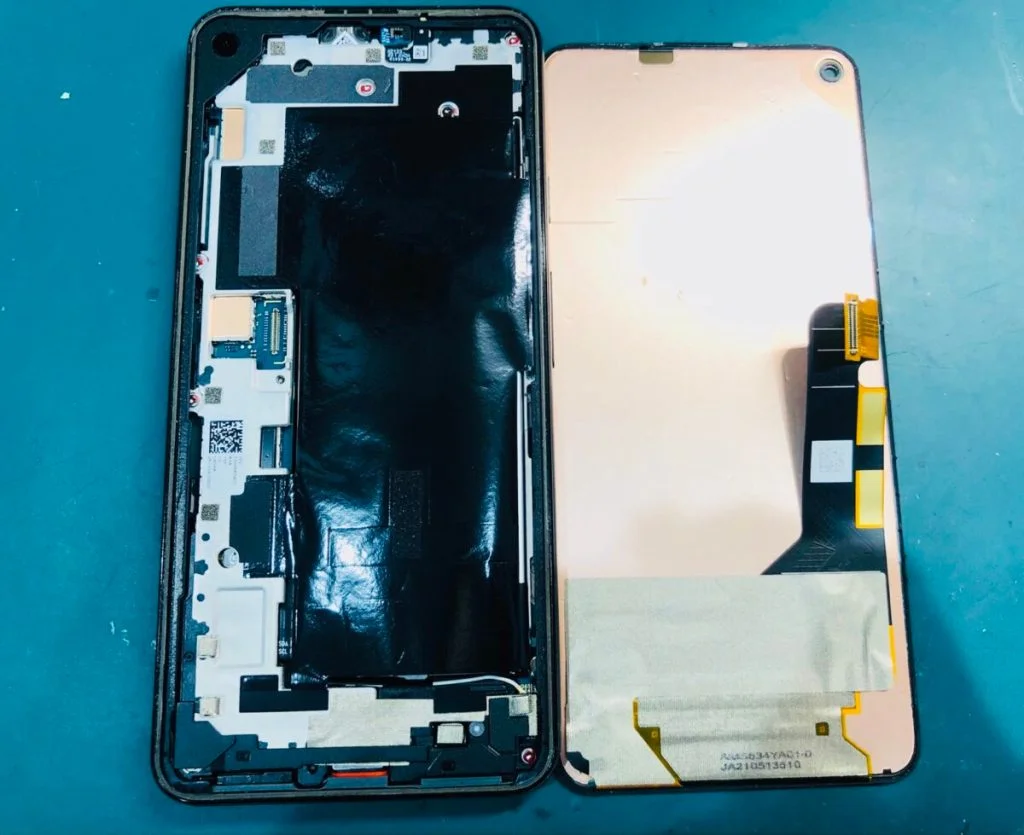 Google Pixel 6 画面割れ修理 — 修理の様子