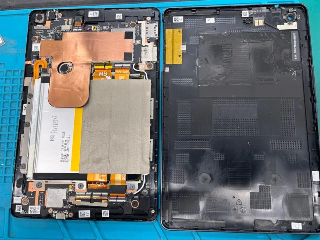 ROG Phone ZS600KL バッテリー交換 — 修理の様子