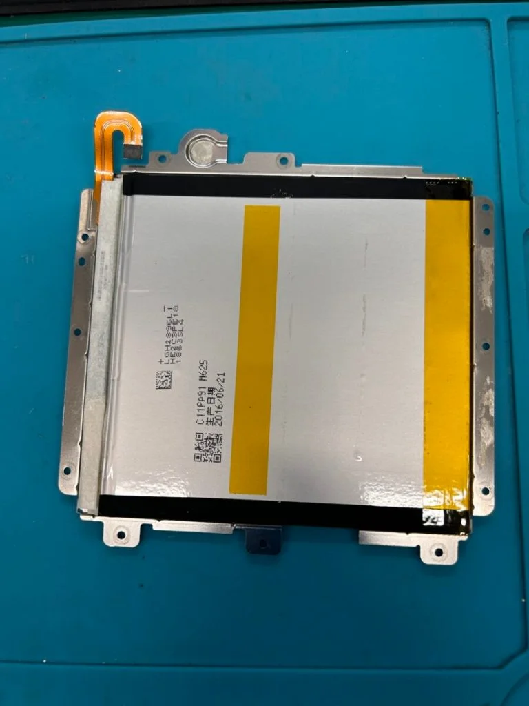 ZenFone Go ZB551KL バッテリー交換 — 修理の様子