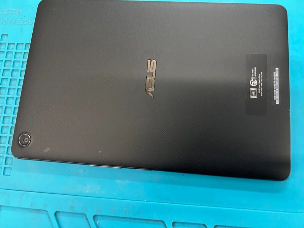 ZenFone 4 Max ZC520KL バッテリー交換 — 修理の様子