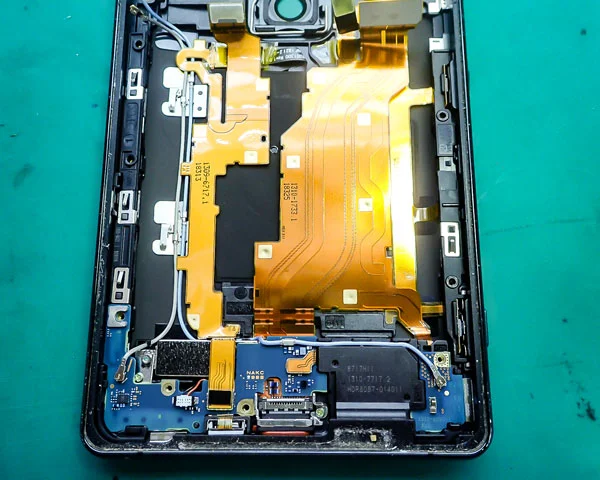 ZTE Libero S10 液晶修理 — 修理の様子