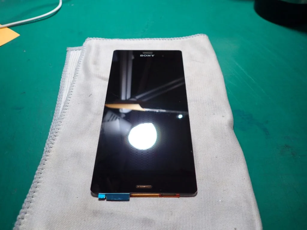 LG VELVET L-52A 液晶修理 — 修理の様子