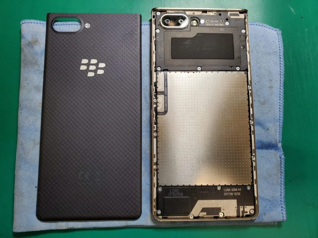 LG V60 ThinQ 5G 液晶修理 — 修理の様子