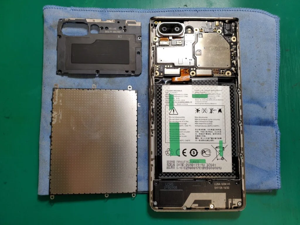 LG K50 画面割れ修理 — 修理の様子