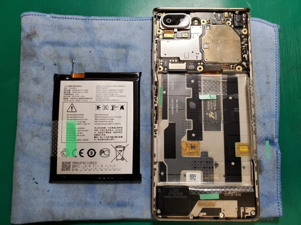 LG VELVET L-52A 画面割れ修理 — 修理の様子