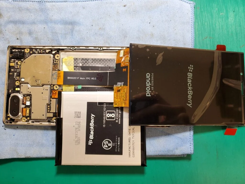 ZTE Libero 5G IV 画面割れ修理 — 修理の様子