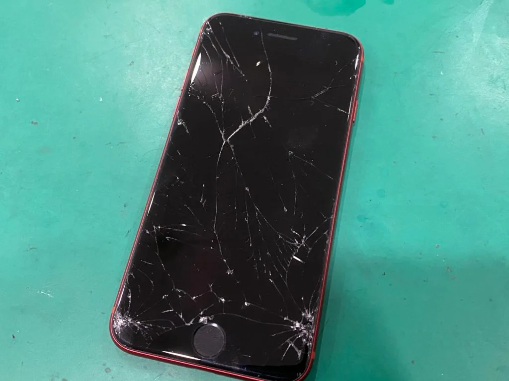 iPhone XS 画面割れ修理 — 修理の様子