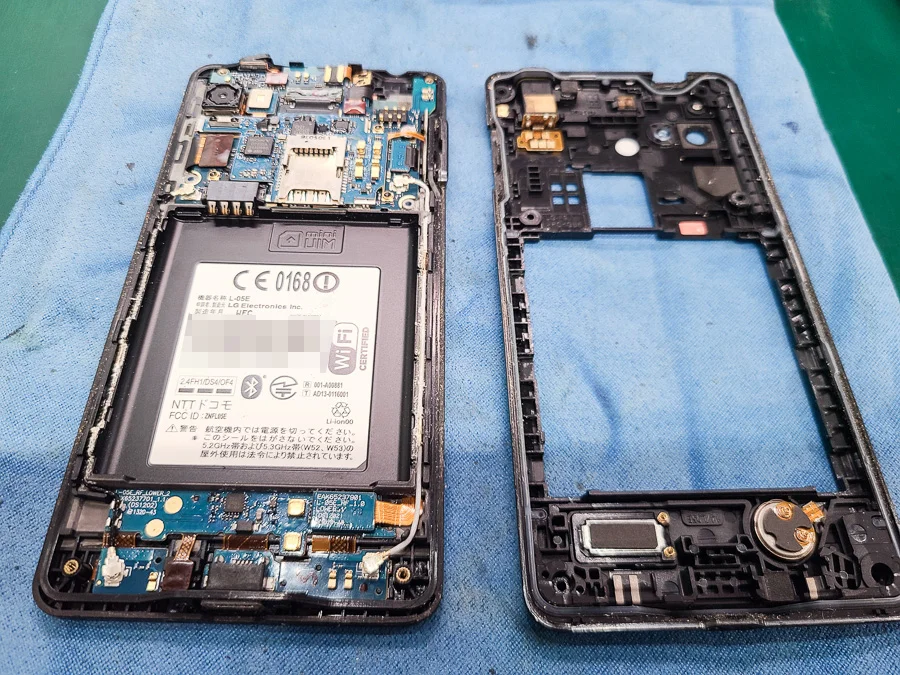 ZTE Libero 5G 液晶修理 — 修理の様子