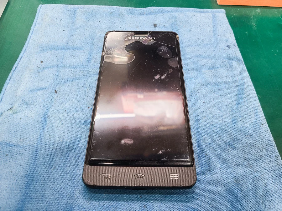 ZTE Libero Flip 画面割れ修理 — 修理の様子