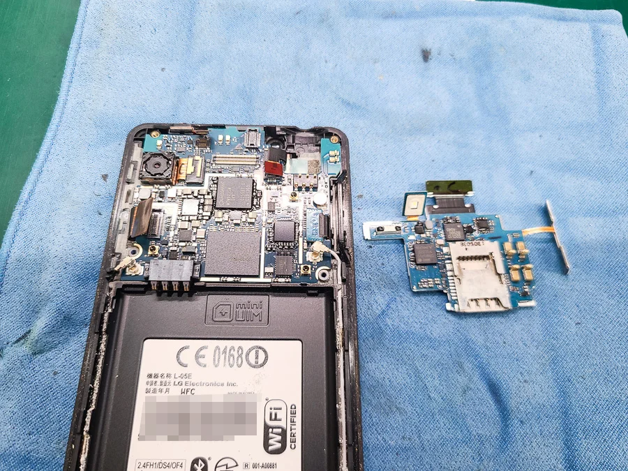 LG V60 ThinQ 5G 画面割れ修理 — 修理の様子