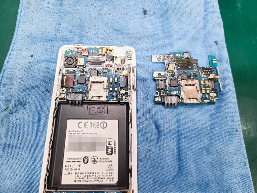 ZTE Libero 5G II 液晶修理 — 修理の様子