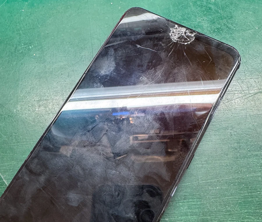 ZTE Libero 3 液晶修理 — 修理の様子