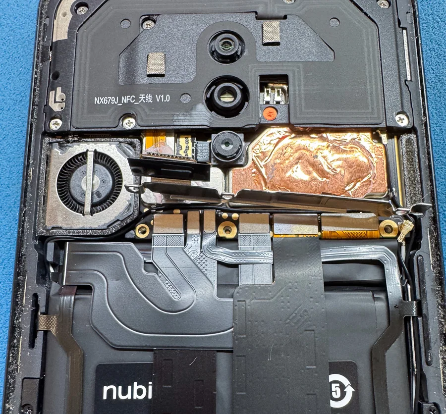 LG style L-03K 画面割れ修理 — 修理の様子