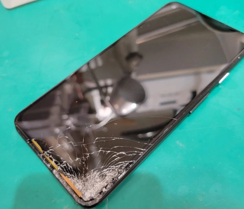 Google Pixel 3a XL 液晶修理 — 修理の様子