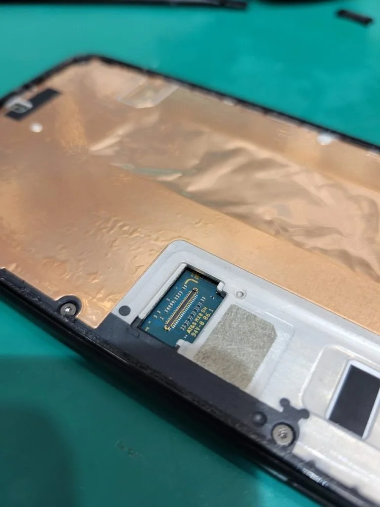 Google Pixel 8a 液晶修理 — 修理の様子
