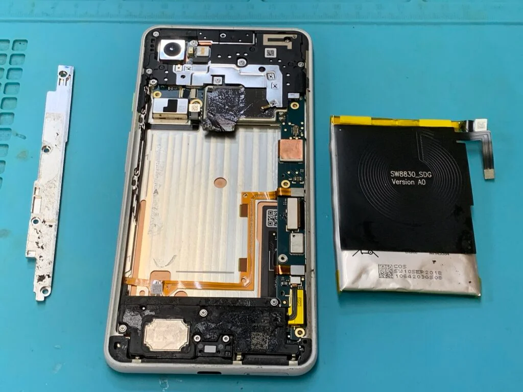 Google Pixel 6 Pro 背面パネル修理 — 修理の様子