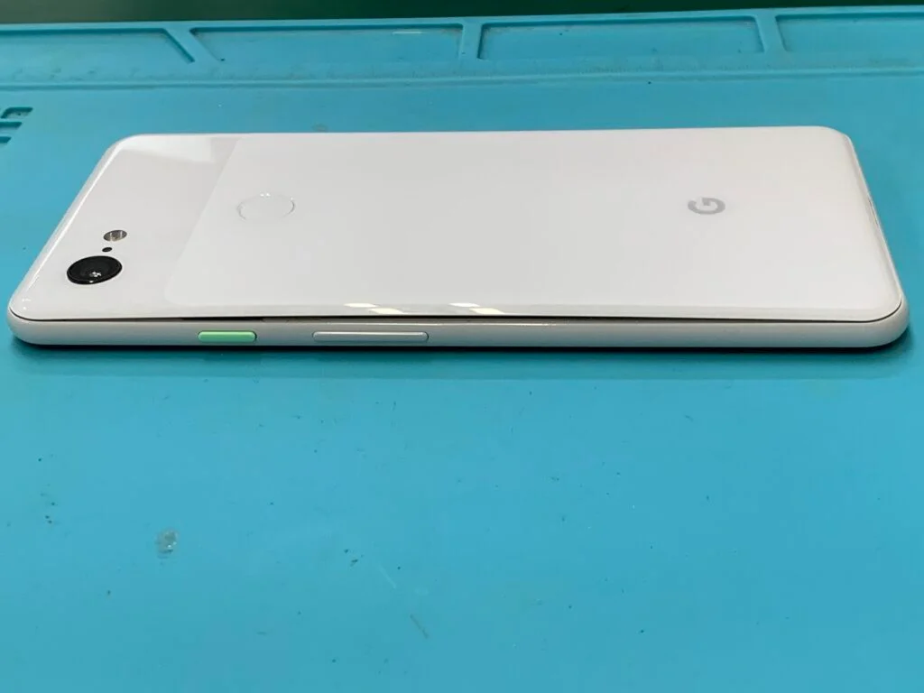 Google Pixel 8 背面パネル修理 — 修理の様子