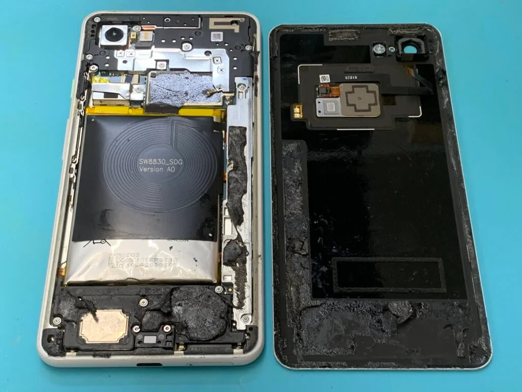 Google Pixel 2 XL 背面パネル修理 — 修理の様子