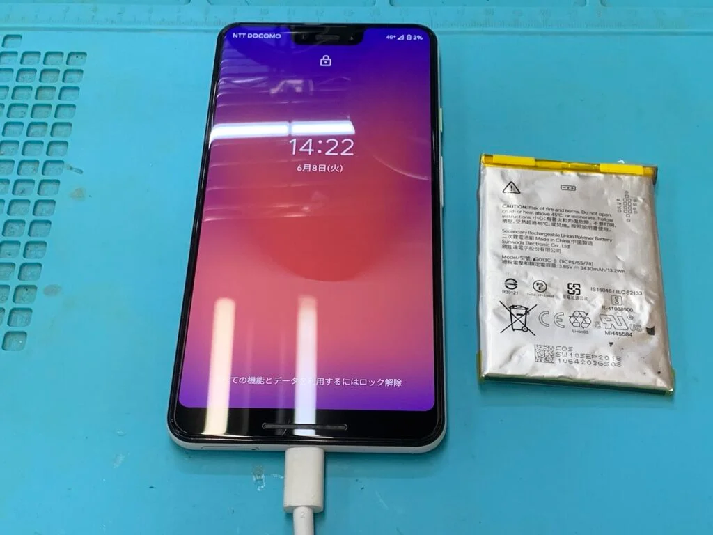 Google Pixel 4a 背面パネル修理 — 修理の様子