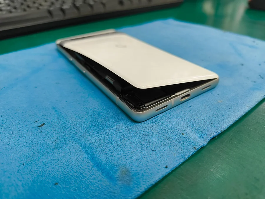 Google Pixel 5a バッテリー交換 — 修理の様子