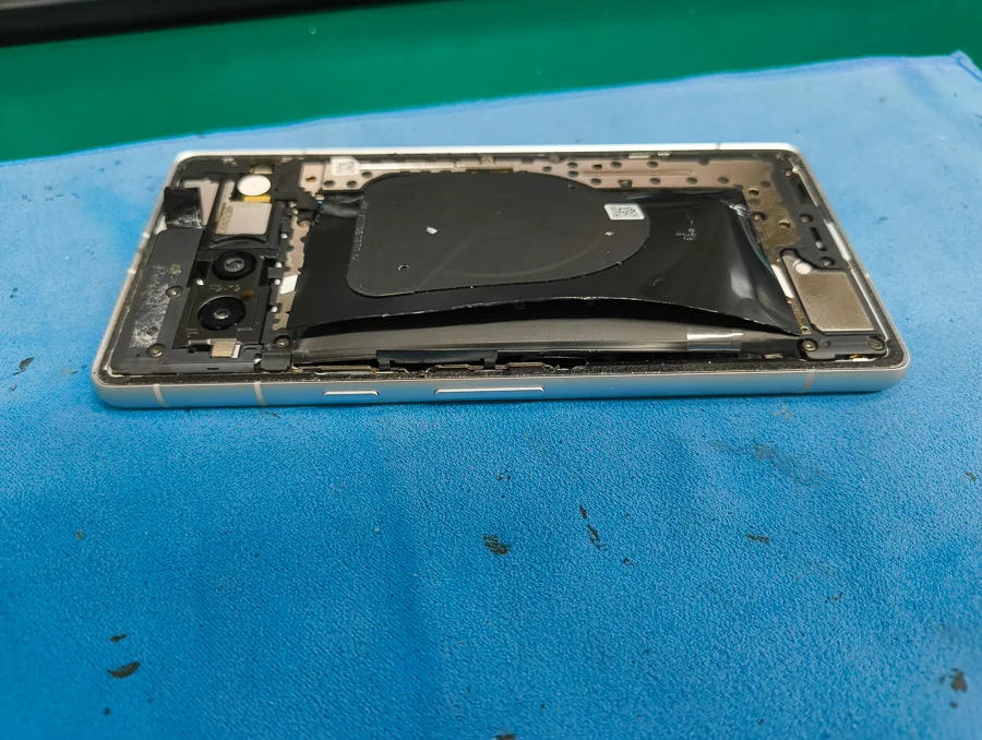 Google Pixel 2 バッテリー交換 — 修理の様子