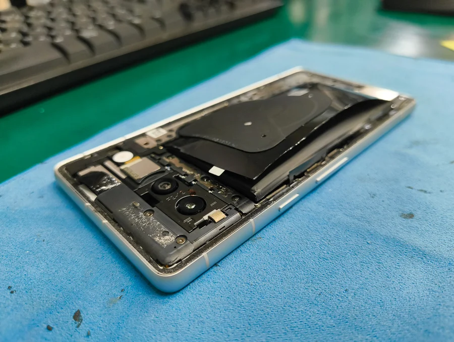 Google Pixel 6 バッテリー交換 — 修理の様子