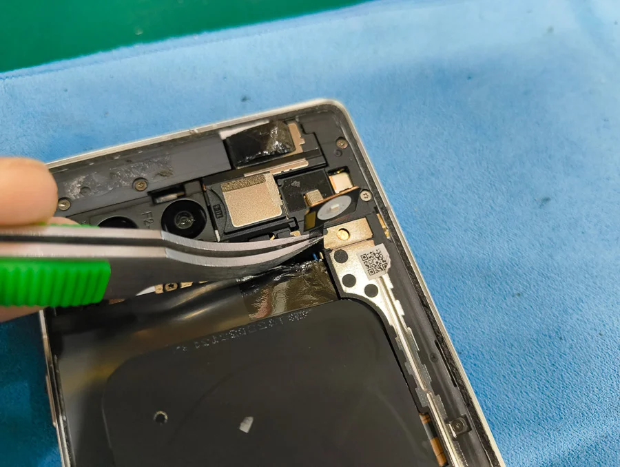 Google Pixel 4a バッテリー交換 — 修理の様子