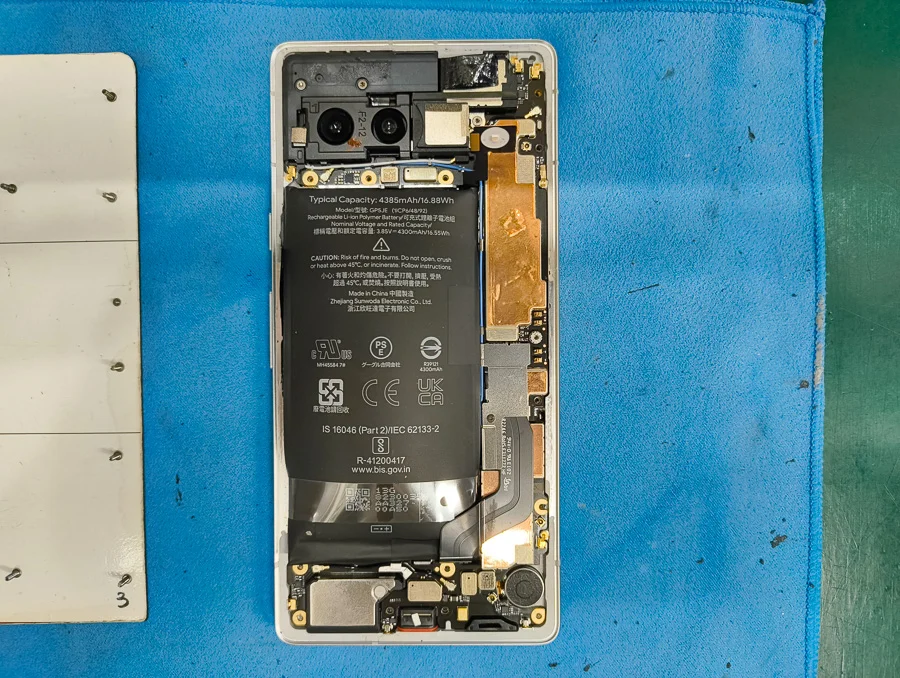 Google Pixel バッテリー交換 — 修理の様子