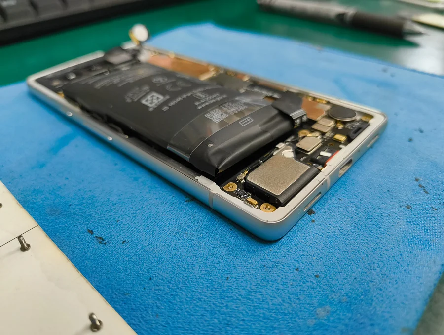 Google Pixel 6 Pro バッテリー交換 — 修理の様子