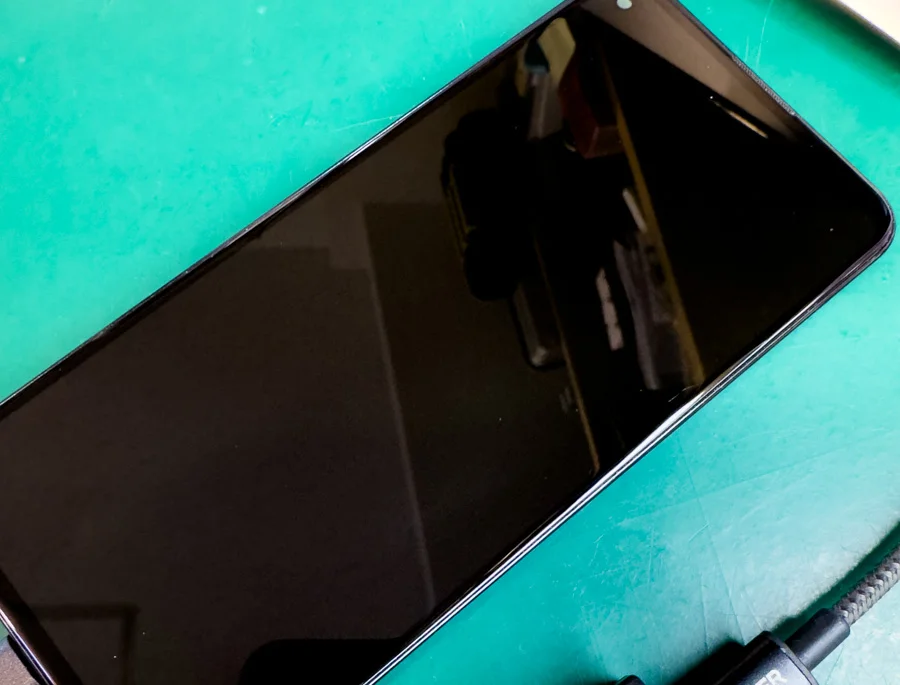 Google Pixel 6 Pro マザーボード修理・IC 基板修理 — 修理の様子