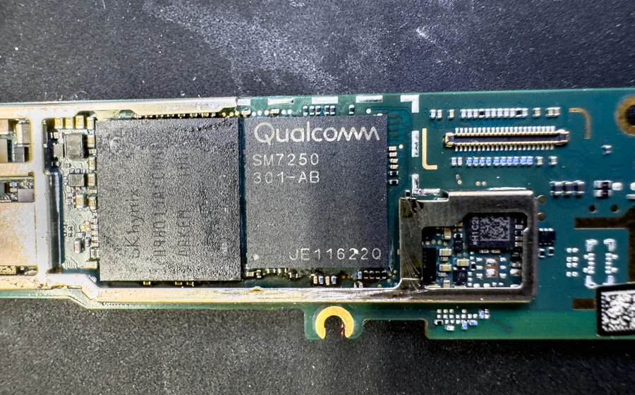 Google Pixel 2 通信修理 — 修理の様子