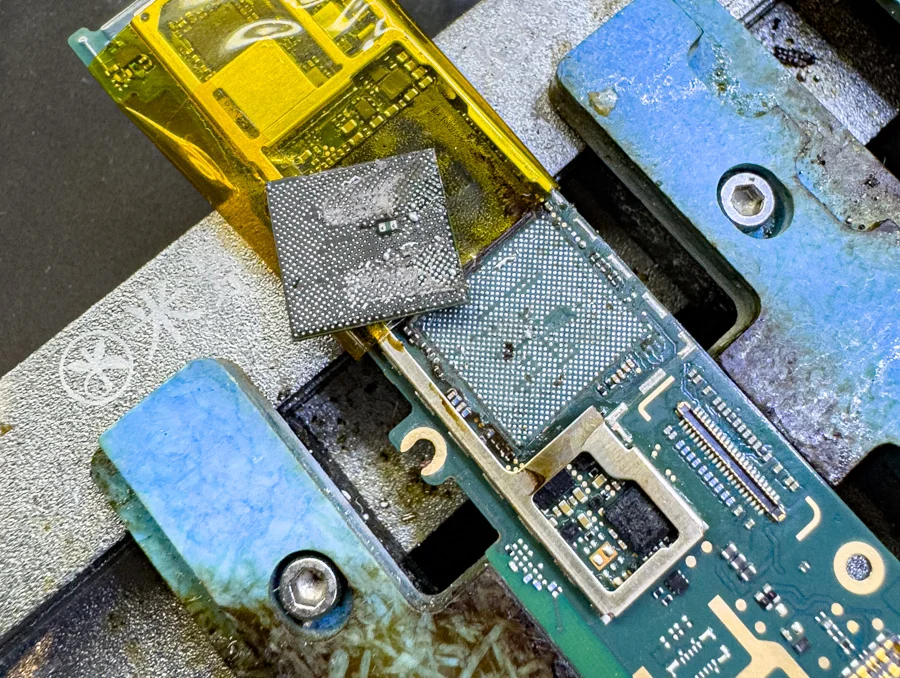 Google Pixel 5a マザーボード修理・IC 基板修理 — 修理の様子