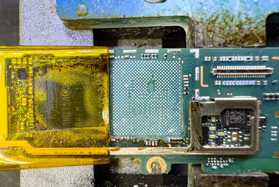 Google Pixel 7a 無線 WiFi修理 — 修理の様子