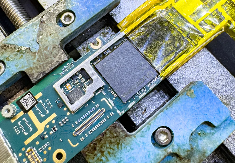 Google Pixel 起動不良修理 — 修理の様子