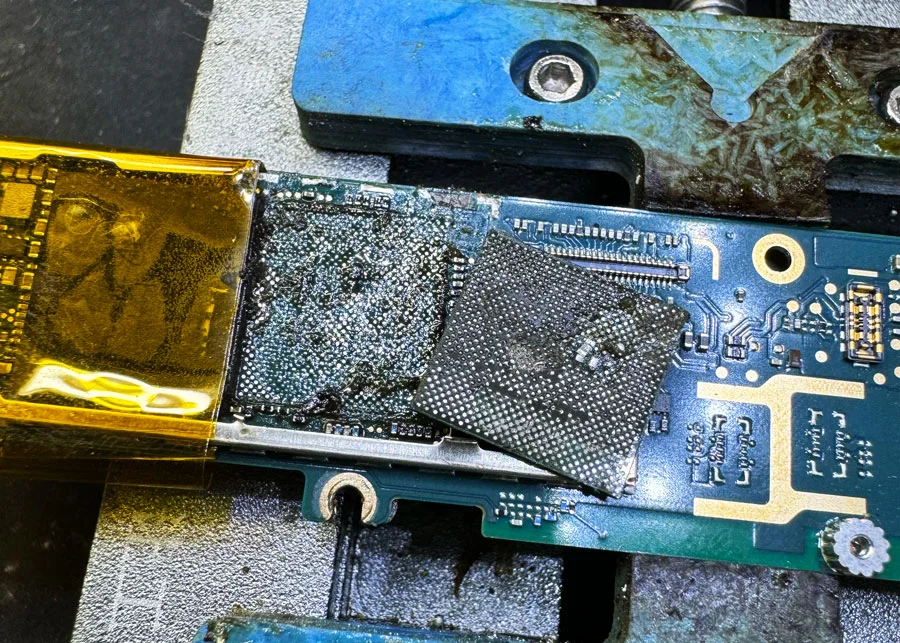 Google Pixel 4a (5G) 起動不良修理 — 修理の様子