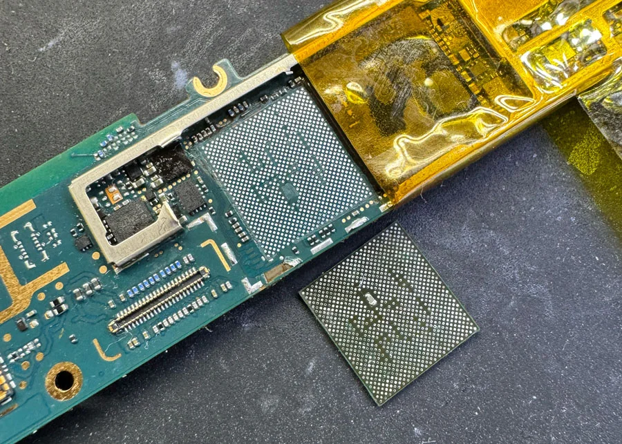 Google Pixel 7 Pro WiFi修理 — 修理の様子