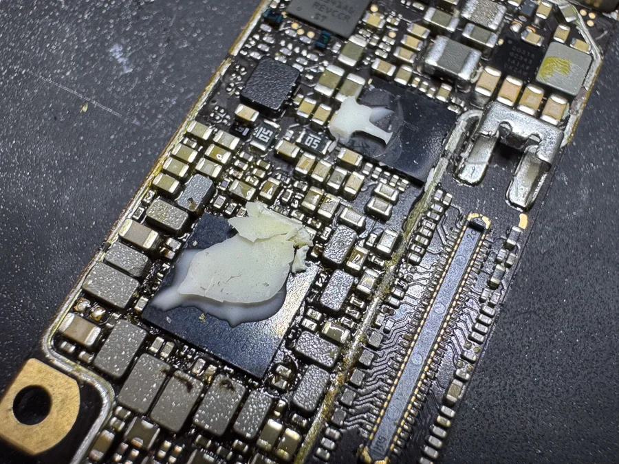 Google Pixel 3a 基板修理 — 修理の様子