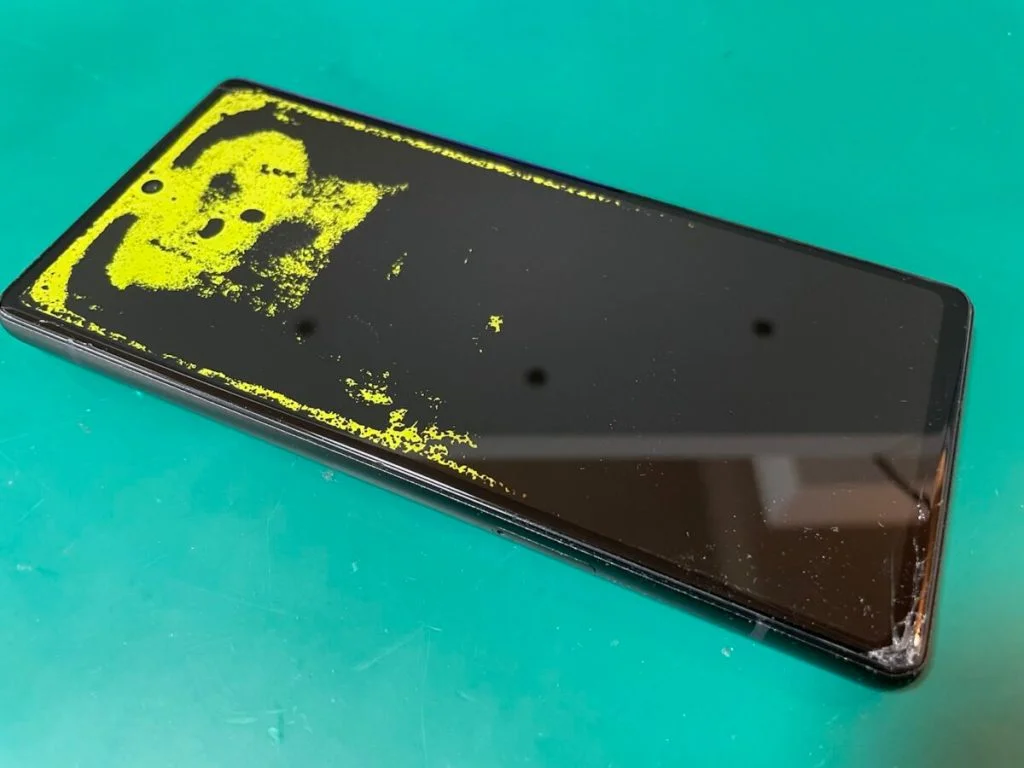 Google Pixel 画面割れ修理 — 修理の様子