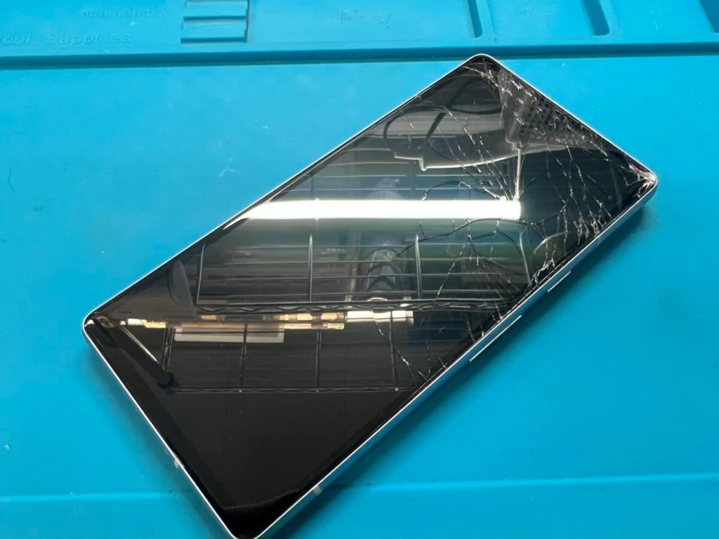 Google Pixel 6 Pro 画面割れ修理 — 修理の様子