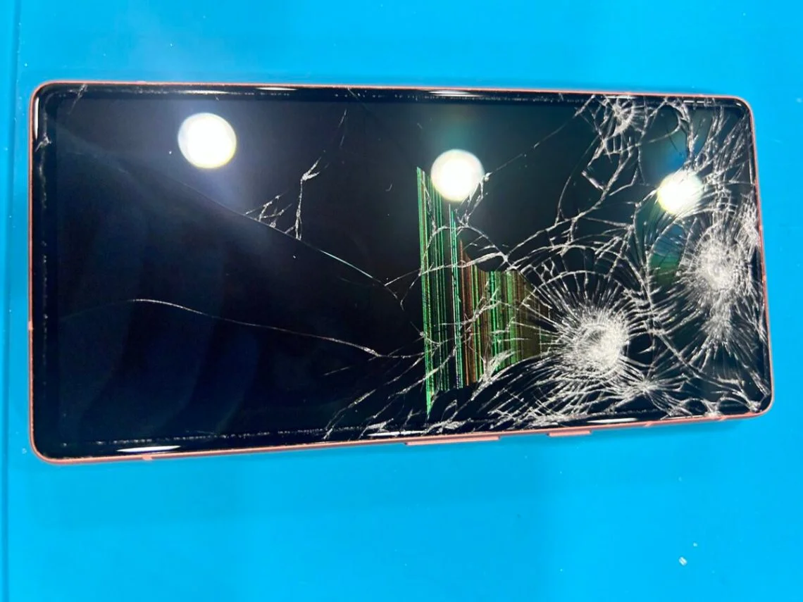 Google Pixel 5a 画面割れ修理 — 修理の様子