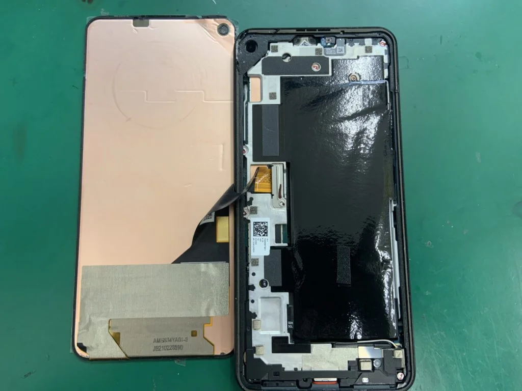 Google Pixel 7 画面割れ修理 — 修理の様子