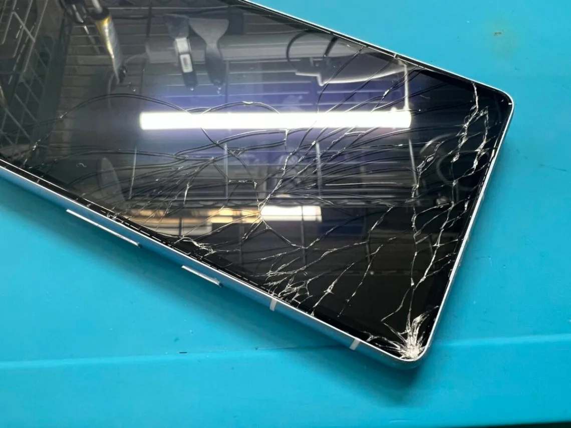 Google Pixel XL 液晶修理 — 修理の様子