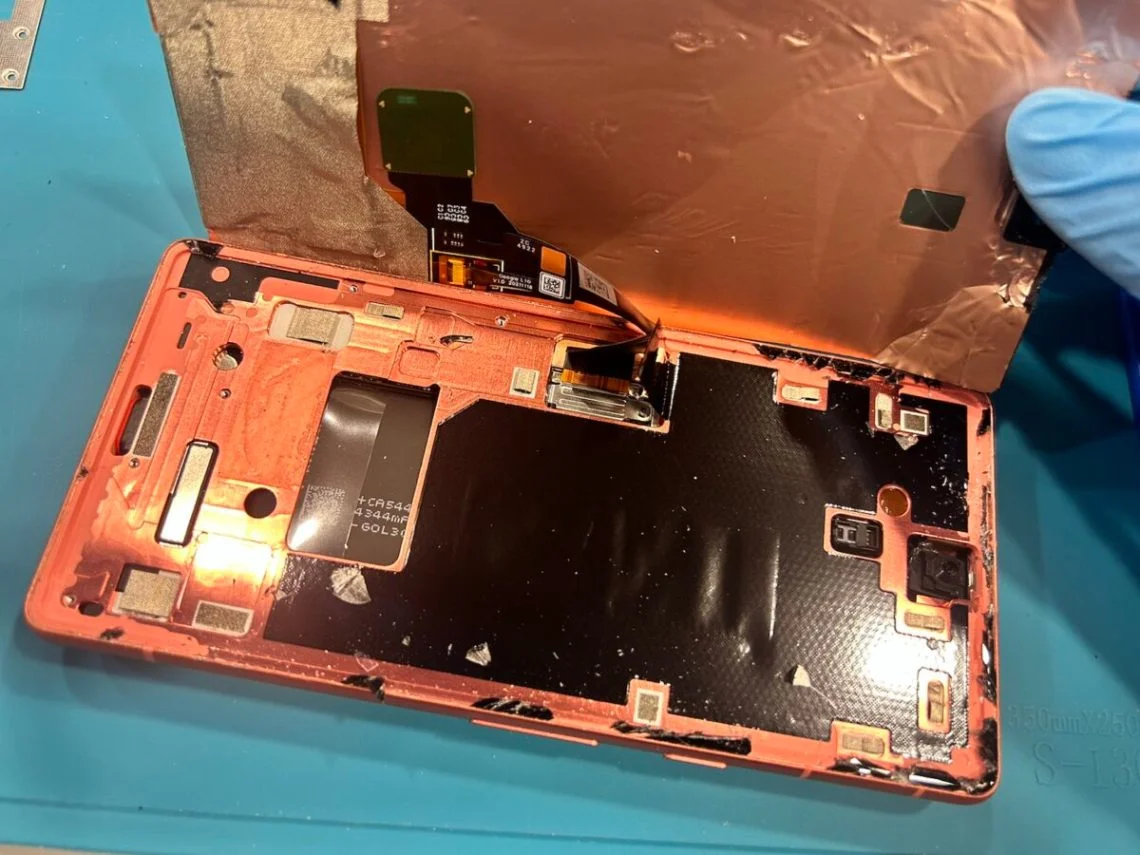 Google Pixel 2 XL 液晶修理 — 修理の様子