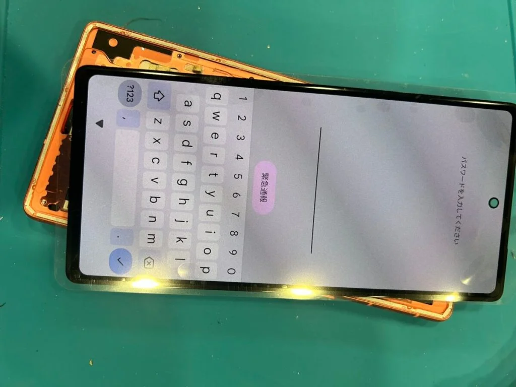 Google Pixel 8 画面割れ修理 — 修理の様子