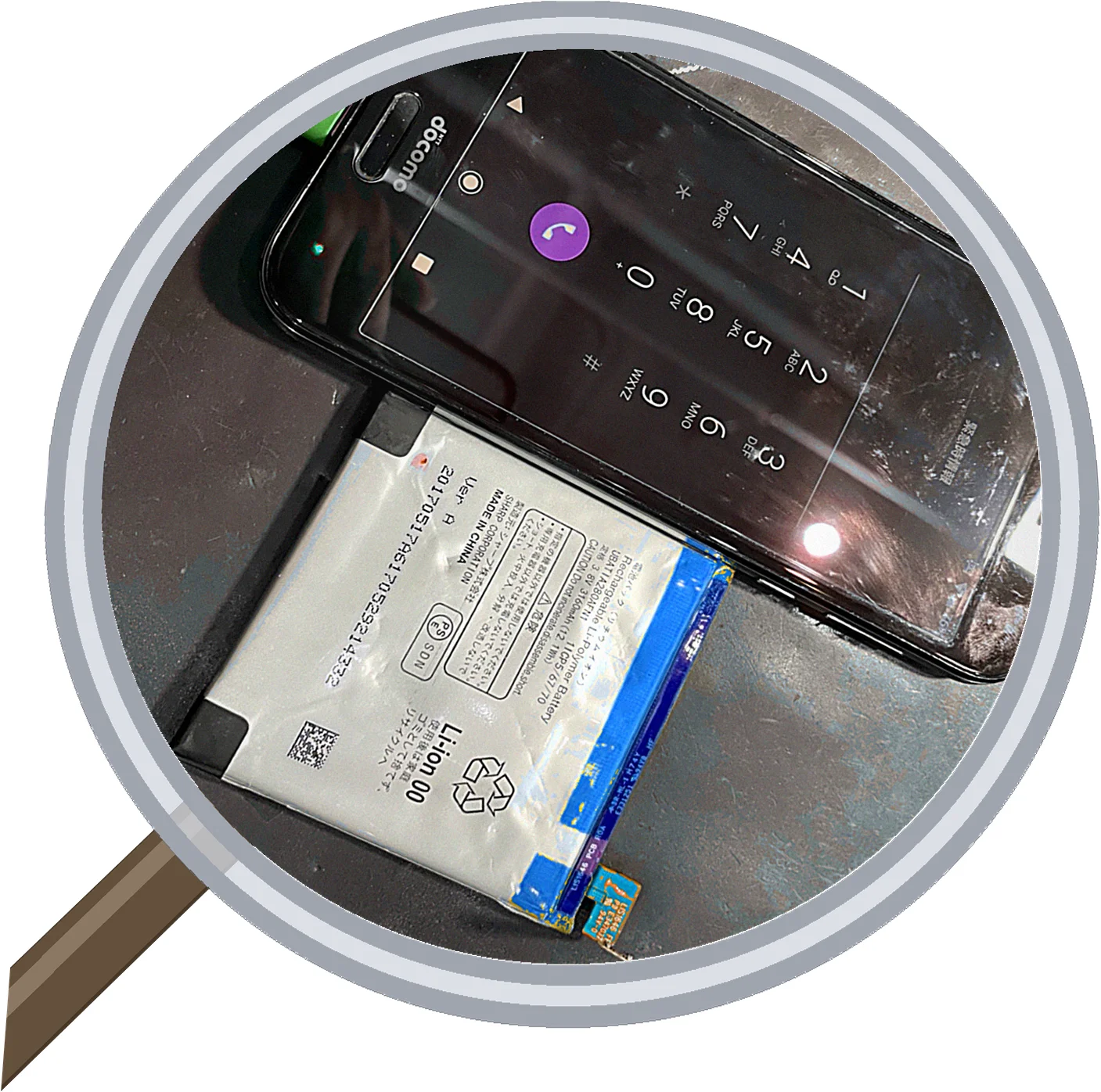 AQUOS R のバッテリー膨張で背面パネルが浮く…即日バッテリー交換修理 — 修理の様子