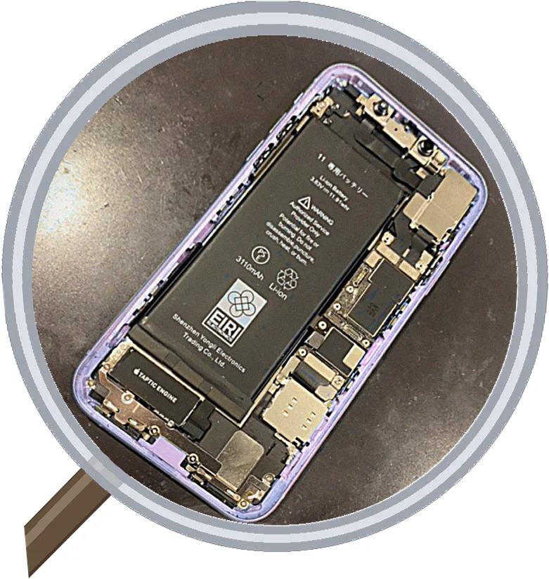 iPhone 11のバッテリー最大容量が83%に低下…バッテリー交換で改善した事例 — 修理の様子