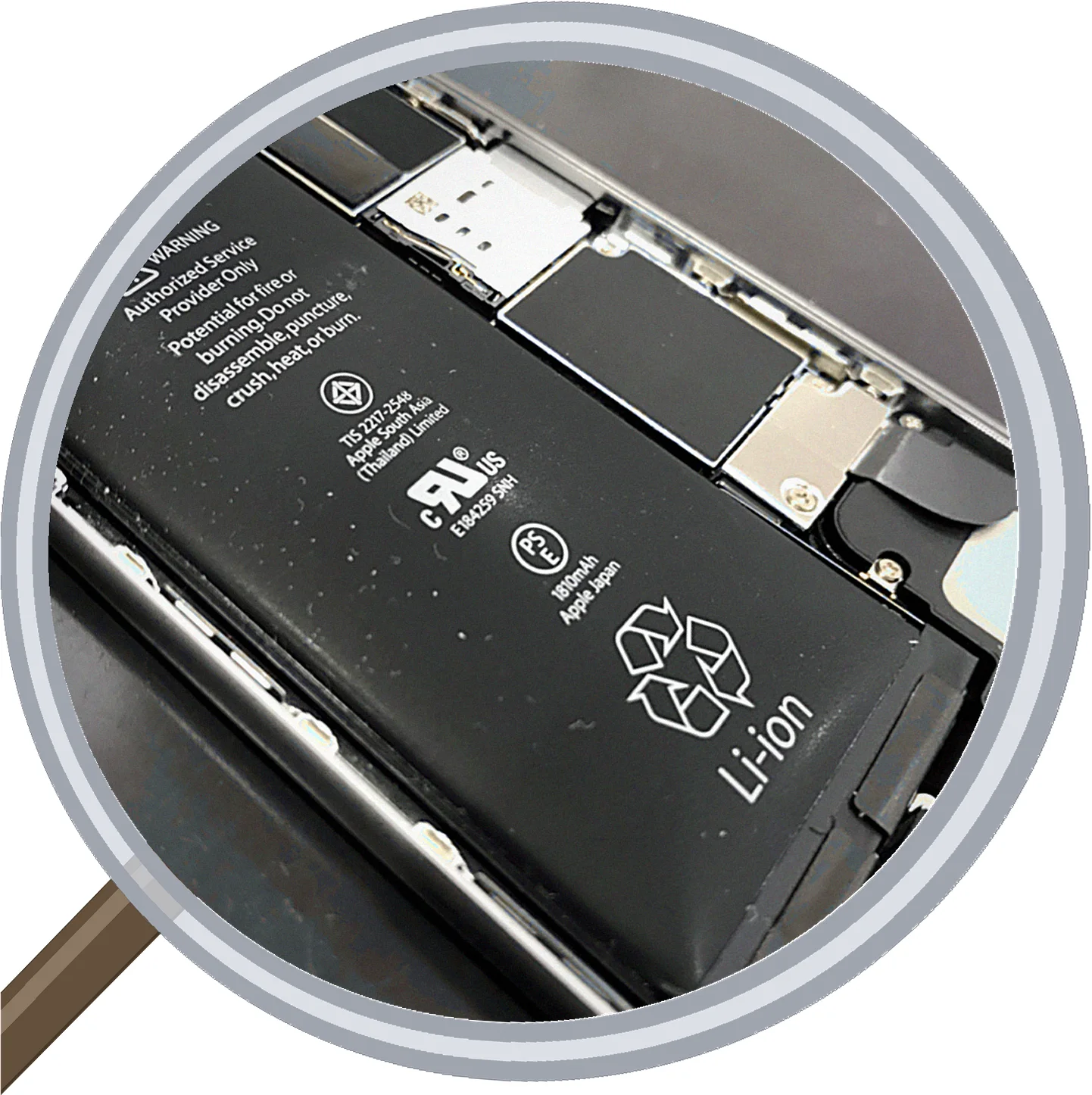 画面が浮いてきたiPhone 6のバッテリー交換 — 修理の様子