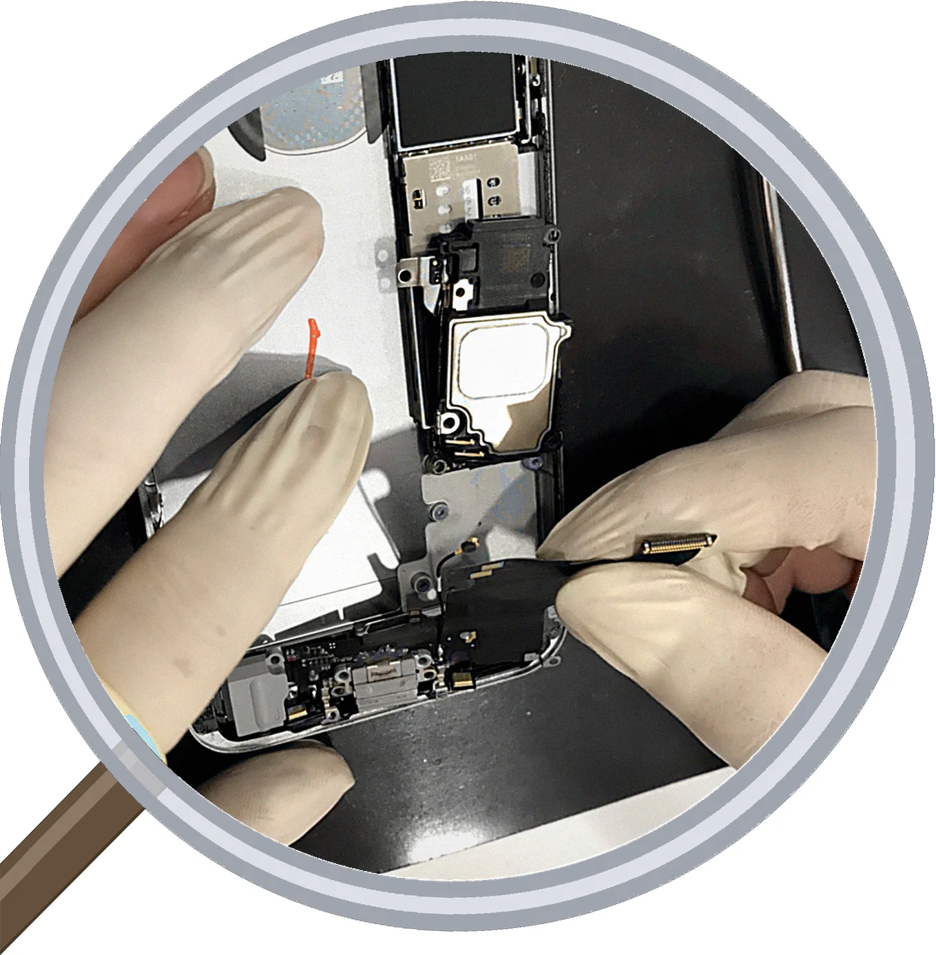 充電しても急に電源が落ちるiPhone6、その原因とは — 修理の様子