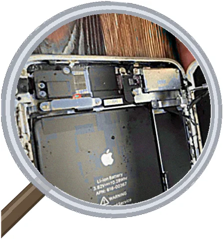 iPhone 8 Plus が水没——お風呂で操作した端末の修理|大阪松屋町 — 修理の様子