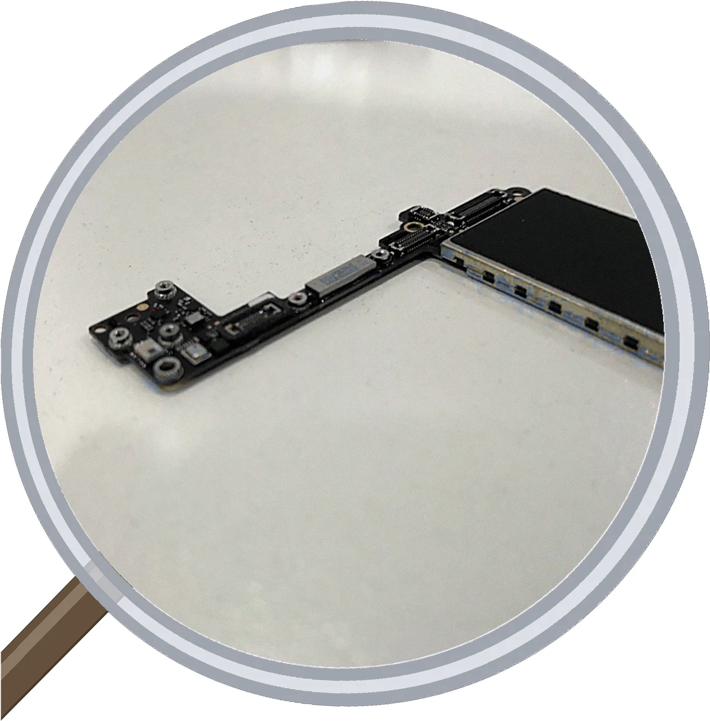 充電口が故障してもワイヤレス充電で乗り切れる！iPhone8以降の裏技 — 修理の様子